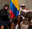 El futbolista español Lamine Yamal, de gorra y con gafas oscuras al fondo de la imagen, posa con la bandera de Colombia. Al parecer la foto fue tomada en Bogotá. Foto: tomada de redes sociales