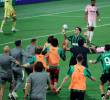 Vasilije Adžić y su equipo celebran el gol que le dio al Sassuolo la victoria sobre Juventus en el minuto 94. FOTO: X-Sassuolo