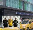 Adelante, el agresor detenido. Atrás, en este punto del barrio Guayabal se dio el ataque contra el médico. FOTO: Cortesía