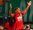 Brayan León el delantero bolivarense que cumplió el sueño de ser profesional sin olvidarse de sus amigos y la promesa de ayudarlos a salir adelante. FOTO MANUEL SALDARRIAGA