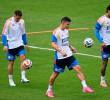 Los futbolistas Santiago Arias, James Rodríguez (centro) y Richard Ríos, entrenaron el martes en el estadio de Techo, en Bogotá, durante la primera jornada oficial de preparación para Norteamérica 2026. FOTO: AFP