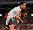 Los colombianos Kevin Castaño y Miguel Ángel Borja celebran el tanto del cordobés para el triunfo 3-1 de River Plate ante Platense. FOTO TOMADA X @RiverPlate
