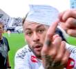 Neymar muestra con indignación un papel manuscrito al cuerpo arbitral para demostrar que el técnico Cuca había solicitado la salida de Gonzalo Escobar y no la suya. Al final, el cambio no pudo revertirse. FOTO CAPTURA VIDEO