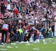 Aficionados del Rayo Vallecano protestaron en su estadio lanzando aviones de papel al terreno de juego. Foto: AFP