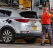 El comportamiento del petróleo y del dólar seguirá definiendo el costo fiscal de los subsidios a combustibles. FOTO Manuel Saldarriaga