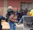 Adelante, momento en el que el animal ataca al uniformado. Atrás, reacción de unos de los habitantes de Rionegro. FOTO: Cortesía Denuncias Antioquia.