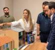 La primera dama Ana Lucía Pineda muestra una maqueta de vivienda al presidente Abelardo de la Espriella. Foto: Captura de video.