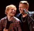 Mientras la industria del pop busca históricamente la neutralidad para llenar estadios, Macklemore decidió utilizar las pantallas gigantes del MetLife Stadium para proyectar las imágenes de los bombardeos en Gaza. FOTO: AFP