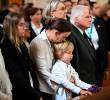 En la Catedral Primada, María Claudia Tarazona y su hijo, Alejandro, despidieron a Miguel Uribe. La tragedia de un país que vuelve a repetir su violencia. <span class=mln_uppercase_mln>FOTO</span> <b><span class=mln_uppercase_mln>GETTY</span></b>