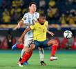 En la imagen aparecen Lionel Messi y Wílmar Barrios en uno de los enfrentamientos entre Colombia y Argentina. FOTO GETTY