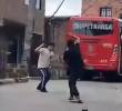 Una de las peleas entre jóvenes registrada en video. FOTO: Imagen tomada de redes