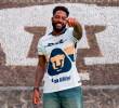 Álvaro Angulo portando su nueva camiseta, la de Pumas de México. FOTO @PumasMX