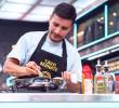 Tavo Bernate fue eliminado de MasterChef Celebrity Colombia 2026 en un reto en el que cambió su preparación original por temor a que el corte de carne estuviera crudo, decisión que resultó innecesaria. FOTO cortesía RCN