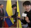 El creador de contenido surcoreano Zion Hwang obtuvo oficialmente una insignia que lo acredita como ciudadano colombiano de manos del Gobierno nacional. FOTO: Captura de video de redes sociales @zionhwang_