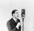 El cantante argentino Carlos Gardel canta en un programa de radio del sistema NBC en 1934.<b><span class=mln_uppercase_mln> </span></b>FOTO<b><span class=mln_uppercase_mln> Getty</span></b>