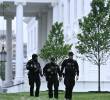 Agentes del Servicio Secreto acordonan el perímetro de la Casa Blanca, tras el reporte de entre 20 y 25 disparos cerca del edificio presidencial, donde el presidente Donald Trump se encontraba en ese momento. FOTO AFP