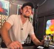 Mientras sus compañeros de selección se concentran para el Mundial 2026, Harry Maguire pasa sus días en el Rockefeller Center de Nueva York promocionando el álbum oficial del torneo. FOTO: Captura de video de redes sociales @AtaqueFutbolero