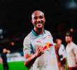 El delantero austriaco Karim Onisiwo celebra la victoria, su gol, al mínuto 76 le dio el triunfo al Salzburg en el Mundial de Clubes. FOTO TOMADA X @RedBullSalzburg