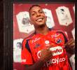 El futbolista chocoano Esnéyder Mena, de 25 años, firmó contrato con el DIM hasta 2028. FOTO: CORTESÍA DIM