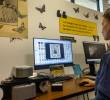En el Centro de Documentación los investigadores y usuarios pueden consultar bases de datos, archivos de periódicos y filmícos, entre otras fuentes de información. Foto: Camilo Suárez.