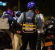 Un agente de tránsito requiriendo a varios motociclistas durante un operativo de control realizado en la avenida Las Palmas. FOTO: Cortesía Alcaldía de Medellín