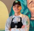 Juan José Córdoba trabaja en el Starbucks de Laureles y es el primer colombiano en ganar este premio. Tiene 21 años. FOTO Cortesía