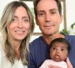 Aunque la pareja dice que es una alegría ser padres de “una niña hermosa y saludable”, espera poder conocer qué pasó con sus propios embriones congelados. FOTO: Tomada de redes sociales de Steven Mills