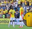 La nueva camiseta de la Selección Colombia cambiaría los detalles naranjados a colores azul y rojo como la bandera nacional. Fotos: Getty Images y FootyHeadliners
