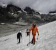 Los aprendices de montañismo practican caminar por empinadas laderas nevadas. FOTO: AFP.