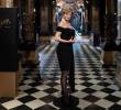 La escultura recrea a Diana con su emblemático vestido negro, accesorios clásicos y bolso en mano, un tributo especialmente simbólico para París, ciudad marcada por su trágica muerte en 1997. FOTO: AFP.