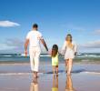 La playa suele ser uno de los destinos escogidos por muchas familias para vacacionar. Cortesía Freepik.