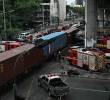 El accidente entre un tren y un autobús provocó un incendio en una concurrida zona de Bangkok. FOTO: AFP.