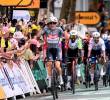 El ciclistas belga Jasper Philipsen, de 27 años, se msotró emocionado cuando cruzó la meta en la primera fracción del Tour 2025. Se vestirá de amarillo. FOTO: TOMADA DEL X DE @letour