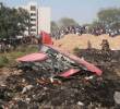 AHMADABAD, 12 junio, 2025- Personas observan los restos de un avión de Air India que se estrelló, en Ahmedabad, en el estado de Gujarat, India, el 12 de junio de 2025. El vuelo de Air India con destino a Londres, que llevaba 242 personas a bordo, incluidos dos pilotos y 10 miembros de la tripulación, se estrelló el jueves poco después de despegar de un aeropuerto en el estado occidental indio de Gujarat, dijeron las autoridades. Alto cargo policial confirmó al menos 110 muertos en accidente de avión de Air India, informan medios locales. El vuelo despegó del aeropuerto internacional Sardar Vallabhbhai Patel en Ahmedabad, a unos 17 kilómetros al sur de Gandhinagar, la capital de Gujarat. FOTO: Agencia Xinhua