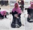 Secuencia de como esta madre intenta recoger lo poco limpio de la harina entre la tierra para tener con que alimentar a sus hijos en Gaza. FOTOS: Captura de video redes sociales @DaniMayakovski