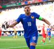 El delantero francés Kylian Mbappé es la gran carta del ataque de su equipo nacional para buscar ganar el Mundial 2026. De momento, el capitán del cuadro galo suma 12 goles en 12 encuentros disputados en el torneo. Está a cuatro de igualar al alemán Miroslav Klose, quien con 16 es el máximo anotador de la historia de los campeonatos del mundo. <span class=mln_uppercase_mln>FOTO</span> <b><span class=mln_uppercase_mln>getty</span></b>