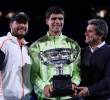 Carlos Alcaraz celebra su título en el Abierto de Australia tras vencer a Novak Djokovic en la final y convertirse en el campeón más joven de la era Open en conquistar los cuatro torneos de Grand Slam. FOTO: AFP.