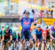 El belga Jasper Philipsen celebra su triunfo en la etapa 17 del Tour de Francia, en una etapa que terminó en un gran sprint final, en un emocionante remate. FOTO TOMADA X@LeTour