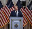 La aprobación de Trump cayó al 33 %, su nivel más bajo, a dos semanas de las elecciones de medio mandato. FOTO: Brendan SMIALOWSKI / AFP
