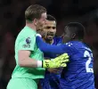 El arquero Jordan Pickford intentó frenar al senegalés Idrissa Gana Gueye, quien insistía en seguir peleando con su compañero. Foto: AFP