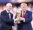 El presidente de la Fifa, Gianni Infantino, levanta el trofeo de la Copa del Mundo con el presidente de Estados Unidos, Donald Trump, en el estadio MetLife en la final de Norteamérica 2026. Foto: AFP