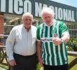 El ex primer ministro Boris Johnson recorrió las instalaciones del club verdolaga, vistió la camiseta verde y blanca y pateó el balón en las canchas del complejo antioqueño. FOTO: Tomada de redes sociales @nacionaloficial