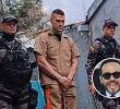 Funcionarios del Inpec reciben a Juan Guillermo Monsalve en la cárcel de Cómbita, Boyacá, después de que el presidente Abelardo de la Espriella ordenara su traslado. Foto: Captura de video/Colprensa.