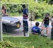 Adelante, el joven haciendo cumplir la norma vial. Atrás, la conductora pateando al estudiante. FOTO: Cortesía Denuncias Antioquia