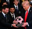 Lionel Messi recibió el reconocimiento que le hicieron a Inter Miami, su equipo, en la Casa Blanca. Donald Trump se lo entregó. Foto: AFP