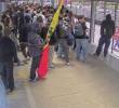 Impresionante avalancha de colados: cerca de 50 personas ingresaron sin pagar a estación de TransMilenio en Bogotá. FOTO: Captura de video