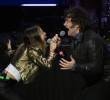 Javier Milei (derecha), canta con la cantante argentina Ana Tamagno durante el lanzamiento de su nuevo libro, “La construcción del milagro”. FOTO: AFP