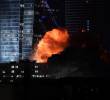 <span class=mln_uppercase_mln>Un</span><b><span class=mln_uppercase_mln> edificio es alcanzado por un misil, en Tel Aviv, Israel, el 13 de junio de 2025. Cerca de 100 misiles fueron lanzados desde Irán hacia el centro y norte de Israel durante dos grandes oleadas, lo que causó daños significativos y dejó decenas de lesionados, informaron el ejército israelí. FOTO: Xinhua</span></b>