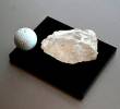 Una pelota de golf junto al “Motswedi”, un diamante en bruto de 2488 quilates, el segundo más grande del mundo. Foto: Afp