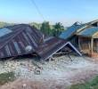 Así quedó una de las edificaciones afectadas tras el terremoto de magnitud 7,7 que sacudió la isla de Flores, Indonesia. FOTO: AFP.